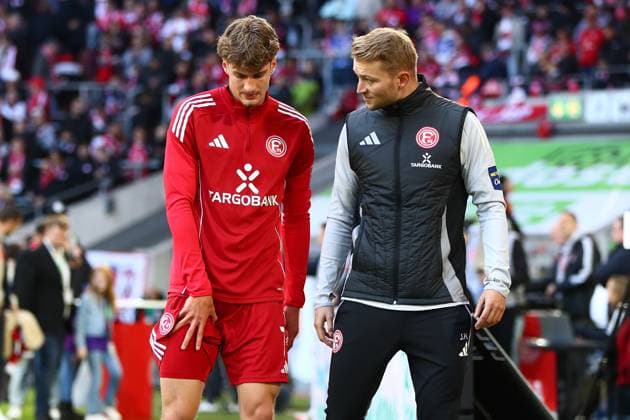 02 11 2025, xmohx, Soccer 2 Bundesliga, Fortuna Duesseldorf 1 FC Kaiserslautern v l Warmup warm up warm up before the game Luca Raimund Fortuna Duesseldorf injured, injury, pain, aches DFL DFB REGULATIONS PROHIBIT ANY USE OF PHOTOGRAPHS as IMAGE SEQUENCES and or QUASI VIDEO Duesseldorf