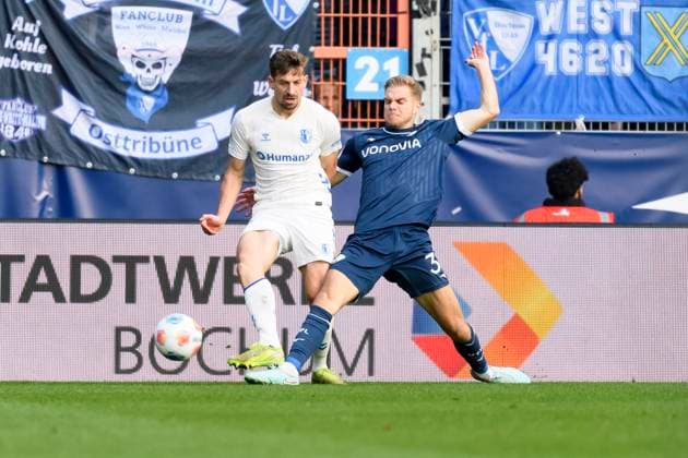 Alexander Nollenberger (1.FC Magdeburg) und Leandro Morgalla (VfL Bochum) im Kampf um den Ball waehrend des spiels der 2. Bundesliga zwischen VfL Bochum und 1.FC Magdeburg , Vonovia Ruhrstadion am 02. November 2025 in Bochum, Deutschland. (Foto von Max Maiwald DeFodi Images) +++ Alexander Nollenberger (1.FC Magdeburg) und Leandro Morgalla (VfL Bochum) battle for the ball during the 2. Bundesliga match between VfL Bochum and 1.FC Magdeburg at Vonovia Ruhrstadion on November 2, 2025 in Bochum, Germany. (Photo by Max Maiwald DeFodi Images) DFB DFL REGULATIONS PROHIBIT ANY USE OF PHOTOGRAPHS AS IMAGE SEQUENCES AND OR QUASI-VIDEO. (Photo by Max Maiwald DeFodi Images) Alexander Nollenberger 1 FC Magdeburg and Leandro Morgalla VfL Bochum battle for the ball during the 2 Bundesliga match between VfL Bochum and 1 FC Magdeburg , Vonovia Ruhrstadion on November 02, 2025 in Bochum, Germany, Germany Photo by Max Maiwald DeFodi Images Alexander Nollenberger 1 FC Magdeburg and Leandro Morgalla VfL Bochum battle for the ball during the 2 Bundesliga match between VfL Bochum and 1 FC Magdeburg at Vonovia Ruhrstadion on November 2, 2025 in Bochum, Germany Photo by Max Maiwald DeFodi Images DFB DFL REGULATIONS PROHIBIT ANY USE OF PHOTOGRAPHS AS IMAGE SEQUENCES AND OR QUASI VIDEO Photo by Max Maiwald DeFodi Images