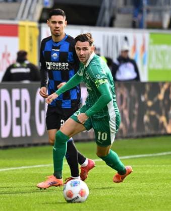 02 11 2025 Soccer Season 2025 2026 2 Soccer Bundesliga 11 Matchday SC Paderborn 07 SCP SpVgg Greuther Fürth SGF Kleeblatt Sportfoto Zink xwoxzix DFL regulations prohibit any use of photographs as image sequences and or quasi video only for editorial use Branimir Hrgota 10, SpVgg Greuther Fürth vor Raphael Obermair 23, SC Paderborn 07