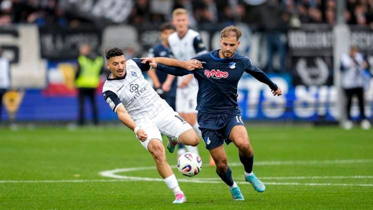 v li Arianit Ferati SVWM, 10 , Luka Djuric Duric, TSG II, 10 , duel, duel scene, duel, tackle, tackling, dynamics, action, action, 02 11 2025, Sinsheim Germany , Football, 3 Liga, TSG 1899 Hoffenheim II SV Waldhof Mannheim, DFB DFL REGULATIONS PROHIBIT ANY USE OF PHOTOGRAPHS AS IMAGE SEQUENCES AND OR QUASI VIDEO xozx