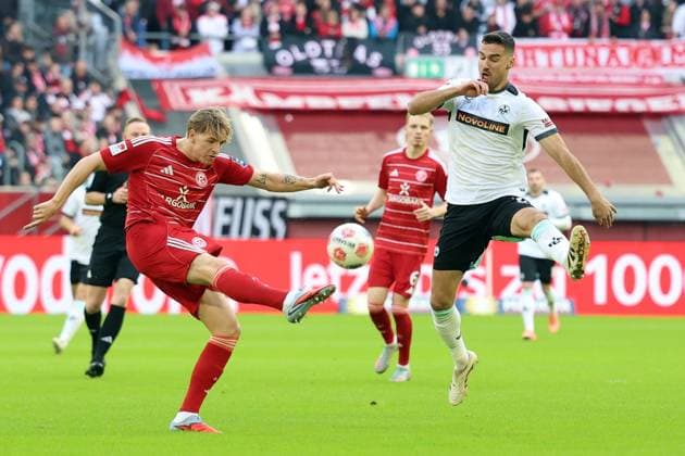 02 11 2025, xrekx, Fußball 2 Bundesliga, Fortuna Duesseldorf 1 FC Kaiserslautern v l Jesper Daland Fortuna Duesseldorf Ivan Prtajin 1 FC Kaiserslautern Zweikampf, Aktion, action, battle for the ball DFL DFB REGULATIONS PROHIBIT ANY USE OF PHOTOGRAPHS as IMAGE SEQUENCES and or QUASI VIDEO Duesseldorf