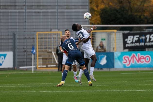02 11 2025, xhettx, Fußball 3 Liga, TSG 1899 Hoffenheim U23 SV Waldhof Mannheim v l Kennedy Onyedika Okpala SV Waldhof Mannheim, 32 takes the ball with his chest DFL DFB REGULATIONS PROHIBIT ANY USE OF PHOTOGRAPHS as IMAGE SEQUENCES and or QUASI VIDEO Hoffenheim