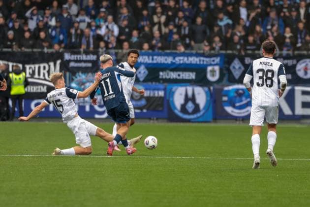 02 11 2025, xhettx, Fußball 3 Liga, TSG 1899 Hoffenheim U23 SV Waldhof Mannheim v l Malte Karbstein SV Waldhof Mannheim, 15 mit einer grätsche gegen Paul Hennrich TSG Hoffenheim U23, 11 DFL DFB REGULATIONS PROHIBIT ANY USE OF PHOTOGRAPHS as IMAGE SEQUENCES and or QUASI VIDEO Hoffenheim