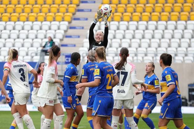 Google Pixel Womens Bundesliga, FC Carl Zeiss Jena Bayer 04 Leverkusen 02 11 2025 Goalkeeper Jasmin Janning 1, Carl Zeiss Jena stretches for the ball Soccer, Google Pixel Womens Bundesliga, Season 2025 2026, 8 Matchday FC Carl Zeiss Jena vs Bayer 04 Leverkusen on 02 11 2025, Ernst Abbe Sportfeld, ad hoc Arena, Jena DFB REGULATIONS PROHIBIT ANY USE OF PHOTOGRAPHS AS IMAGE SEQUENCES AND OR QUASI VIDEO Copyright: xBEAUTIFULxSPORTS JanxKaeferx