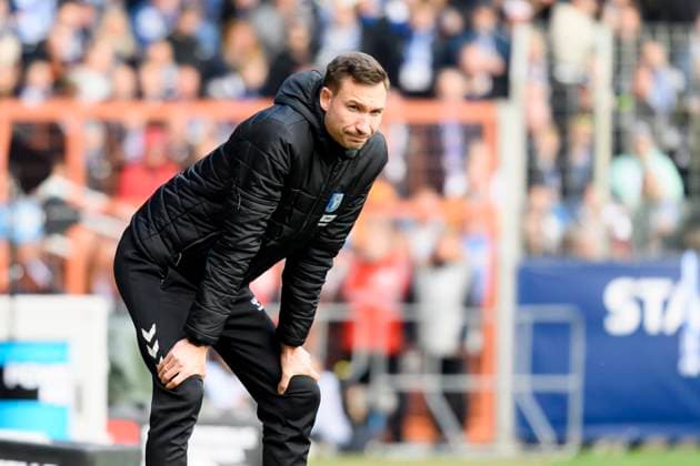 Trainer Pascal Ibold (1.FC Magdeburg) schaut waehrend des spiels der 2. Bundesliga zwischen VfL Bochum und 1.FC Magdeburg , Vonovia Ruhrstadion am 02. November 2025 in Bochum, Deutschland. (Foto von Max Maiwald DeFodi Images) +++ Trainer Pascal Ibold (1.FC Magdeburg) looks on during the 2. Bundesliga match between VfL Bochum and 1.FC Magdeburg at Vonovia Ruhrstadion on November 2, 2025 in Bochum, Germany. (Photo by Max Maiwald DeFodi Images) DFB DFL REGULATIONS PROHIBIT ANY USE OF PHOTOGRAPHS AS IMAGE SEQUENCES AND OR QUASI-VIDEO. (Photo by Max Maiwald DeFodi Images) Trainer Pascal Ibold 1 FC Magdeburg looks on during the 2 Bundesliga match between VfL Bochum and 1 FC Magdeburg , Vonovia Ruhrstadion on November 02, 2025 in Bochum, Germany Photo by Max Maiwald DeFodi Images Trainer Pascal Ibold 1 FC Magdeburg looks on during the 2 Bundesliga match between VfL Bochum and 1 FC Magdeburg at Vonovia Ruhrstadion on November 2, 2025 in Bochum, Germany Photo by Max Maiwald DeFodi Images DFB DFL REGULATIONS PROHIBIT ANY USE OF PHOTOGRAPHS AS IMAGE SEQUENCES AND OR QUASI VIDEO Photo by Max Maiwald DeFodi Images