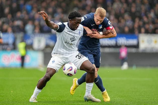 Soccer 3 Liga, Matchday 13, TSG Hoffenheim II SV Waldhof Mannheim on 02 11 2025 in Sinsheim Dietmar Hopp Stadion , Germany, Season 2025 2026 DFL REGULATIONS PROHIBIT ANY USE OF PHOTOGRAPHS AS IMAGE SEQUENCES AND OR QUASI VIDEO Kennedy Okpala 32, SVWM in duel with Lässig, Valentin 6, TSGII Sinsheim Dietmar Hopp Stadion Germany Copyright: xChristophxKinzingerx