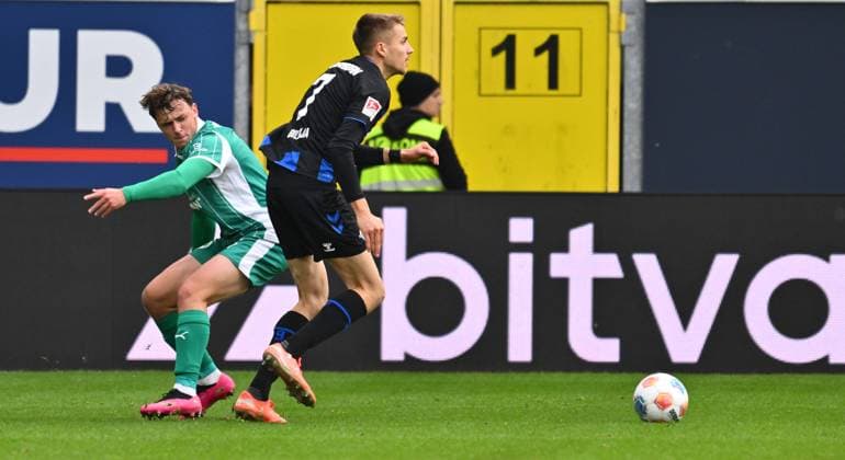 02 11 2025 Soccer Season 2025 2026 2 Soccer Bundesliga 11 Matchday SC Paderborn 07 SCP SpVgg Greuther Fürth SGF Kleeblatt Sportfoto Zink xwoxzix DFL regulations prohibit any use of photographs as image sequences and or quasi video only for editorial use Lukas Reich 2, SpVgg Greuther Fürth Filip Bilbija 7, SC Paderborn 07