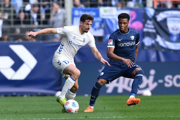 Soccer 2 Bundesliga 11 Matchday VfL Bochum 1 FC Magdeburg on 02 11 2025 at Vonovia Ruhrstadion in Bochum Alexander Nollenberger Magdeburg , left Farid Alfa Ruprecht Bochum , right DFL regulations prohibit any use of photographs as image sequences and or quasi video xRx