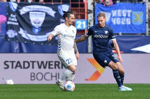 Soccer 2 Bundesliga 11 Matchday VfL Bochum 1 FC Magdeburg on 02 11 2025 at Vonovia Ruhrstadion in Bochum Baris Atik Magdeburg , left Philipp Strompf Bochum , right DFL regulations prohibit any use of photographs as image sequences and or quasi video xRx