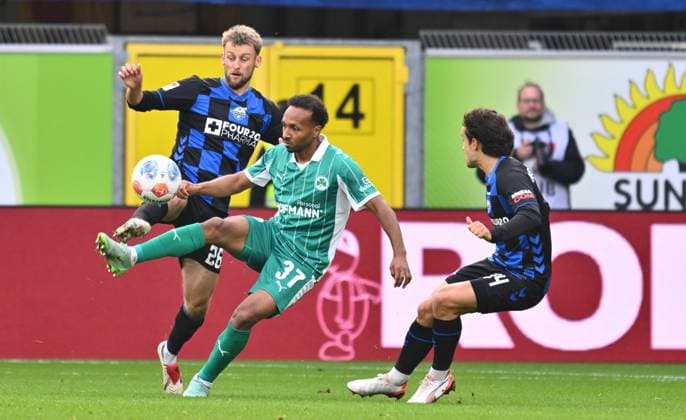 02 11 2025 Soccer Season 2025 2026 2 Soccer Bundesliga 11 Matchday SC Paderborn 07 SCP SpVgg Greuther Fürth SGF Kleeblatt Sportfoto Zink xwoxzix DFL regulations prohibit any use of photographs as image sequences and or quasi video only for editorial use Julian Green 37, SpVgg Greuther Fürth vs Sebastian Klaas 26, SC Paderborn 07 Mika Baur 14, SC Paderborn 07