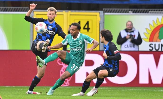 02 11 2025 Soccer Season 2025 2026 2 Soccer Bundesliga 11 Matchday SC Paderborn 07 SCP SpVgg Greuther Fürth SGF Kleeblatt Sportfoto Zink xwoxzix DFL regulations prohibit any use of photographs as image sequences and or quasi video only for editorial use Sebastian Klaas 26, SC Paderborn 07 Julian Green 37, SpVgg Greuther Fürth Mika Baur 14, SC Paderborn 07