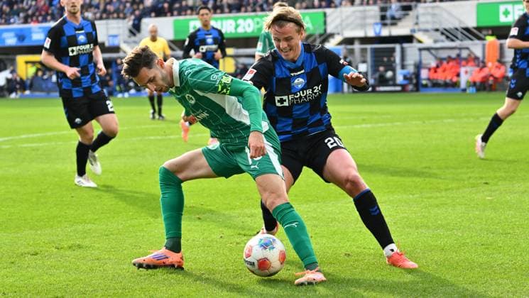 02 11 2025 Soccer Season 2025 2026 2 Soccer Bundesliga 11 Matchday SC Paderborn 07 SCP SpVgg Greuther Fürth SGF Kleeblatt Sportfoto Zink xwoxzix DFL regulations prohibit any use of photographs as image sequences and or quasi video only for editorial use Branimir Hrgota 10, SpVgg Greuther Fürth Felix Götze 20, SC Paderborn 07