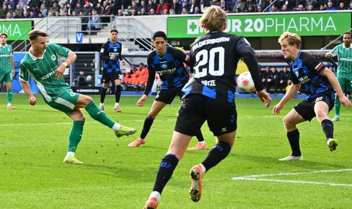 02 11 2025 Soccer Season 2025 2026 2 Soccer Bundesliga 11 Matchday SC Paderborn 07 SCP SpVgg Greuther Fürth SGF Kleeblatt Sportfoto Zink xwoxzix DFL regulations prohibit any use of photographs as image sequences and or quasi video only for editorial use Felix Klaus 30, SpVgg Greuther Fürth Chance Torchance