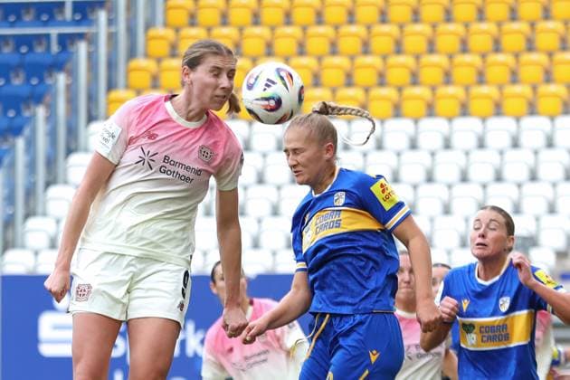Google Pixel Womens Bundesliga, FC Carl Zeiss Jena Bayer 04 Leverkusen 02 11 2025 Caroline Kehrer 9, Bayer 04 Leverkusen and Steffi Schmid 20, Carl Zeiss Jena in header duel soccer, Google Pixel Womens Bundesliga, Season 2025 2026, Matchday 8 FC Carl Zeiss Jena vs Bayer 04 Leverkusen on 02 11 2025, Ernst Abbe Sportfeld, ad hoc Arena, Jena DFB REGULATIONS PROHIBIT ANY USE OF PHOTOGRAPHS AS IMAGE SEQUENCES AND OR QUASI VIDEO Copyright: xBEAUTIFULxSPORTS JanxKaeferx