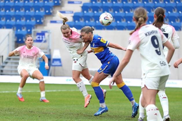 Google Pixel Womens Bundesliga, FC Carl Zeiss Jena Bayer 04 Leverkusen 02 11 2025 Vanessa Fudalla 21, Bayer 04 Leverkusen with a header against Anja Heuschkel 14, Carl Zeiss Jena Football, Google Pixel Womens Bundesliga, Season 2025 2026, Matchday 8 FC Carl Zeiss Jena vs Bayer 04 Leverkusen on 02 11 2025, Ernst Abbe Sportfeld, ad hoc Arena, Jena DFB REGULATIONS PROHIBIT ANY USE OF PHOTOGRAPHS AS IMAGE SEQUENCES AND OR QUASI VIDEO Copyright: xBEAUTIFULxSPORTS JanxKaeferx