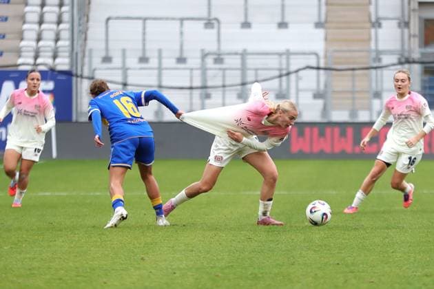 Google Pixel Frauen Bundesliga, FC Carl Zeiss Jena Bayer 04 Leverkusen 02 11 2025 Lisa Gora 16, Carl Zeiss Jena pulls on the jersey of Paulina Bartz 8, Bayer 04 Leverkusen Fußball, Google Pixel Frauen Bundesliga, Season 2025 2026, Matchday 8 FC Carl Zeiss Jena vs Bayer 04 Leverkusen on 02 11 2025, Ernst Abbe Sportfeld, ad hoc Arena, Jena DFB REGULATIONS PROHIBIT ANY USE OF PHOTOGRAPHS AS IMAGE SEQUENCES AND OR QUASI VIDEO Copyright: xBEAUTIFULxSPORTS JanxKaeferx