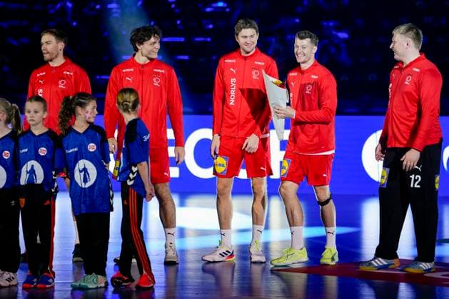 Handball, Golden League Denmark Faroe Islands Trondheim 20251102 Denmark s Emil Jakobsen receives flowers for his 100th match for the Danish men s national handball team before the Golden League match between Denmark and the Faroe Islands at Trondheim Spektrum Photo Ole Martin Wold NTB Trondheim Norway EDITORIAL USE ONLY RESTRICTED USE FOR BETTING COMPANIES  Copyright: xOlexMartinxWoldx xNTBx