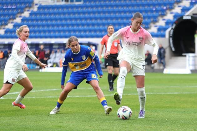 Google Pixel Womens Bundesliga, FC Carl Zeiss Jena Bayer 04 Leverkusen 02 11 2025 Valentina Mädl 17, Bayer 04 Leverkusen puts on by heel, Lisa Gora 16, Carl Zeiss Jena watching soccer, Google Pixel Womens Bundesliga, Season 2025 2026, Matchday 8 FC Carl Zeiss Jena vs Bayer 04 Leverkusen on 02 11 2025, Ernst Abbe Sportfeld, ad hoc Arena, Jena DFB REGULATIONS PROHIBIT ANY USE OF PHOTOGRAPHS AS IMAGE SEQUENCES AND OR QUASI VIDEO Copyright: xBEAUTIFULxSPORTS JanxKaeferx