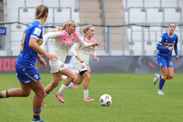Google Pixel Frauen Bundesliga, FC Carl Zeiss Jena Bayer 04 Leverkusen 02 11 2025 Paulina Bartz 8, Bayer 04 Leverkusen am Ball Fußball, Google Pixel Frauen Bundesliga, Saison 2025 2026, 8 Spieltag FC Carl Zeiss Jena vs Bayer 04 Leverkusen am 02 11 2025, Ernst Abbe Sportfeld, ad hoc Arena, Jena DFB REGULATIONS PROHIBIT ANY USE OF PHOTOGRAPHS AS IMAGE SEQUENCES AND OR QUASI VIDEO Copyright: xBEAUTIFULxSPORTS JanxKaeferx