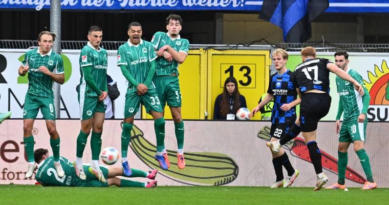 02 11 2025 Soccer Season 2025 2026 2 Soccer Bundesliga 11 Matchday SC Paderborn 07 SCP SpVgg Greuther Fürth SGF Kleeblatt Sportfoto Zink xwoxzix DFL regulations prohibit any use of photographs as image sequences and or quasi video only for editorial use Laurin Curda 17, SC Paderborn 07 scores Goal Goal shot to 1 0