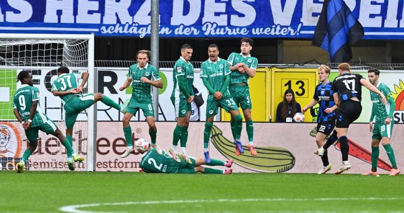 02 11 2025 Soccer Season 2025 2026 2 Soccer Bundesliga 11 Matchday SC Paderborn 07 SCP SpVgg Greuther Fürth SGF Kleeblatt Sportfoto Zink xwoxzix DFL regulations prohibit any use of photographs as image sequences and or quasi video only for editorial use Laurin Curda 17, SC Paderborn 07 scores Goal Goal shot to 1 0