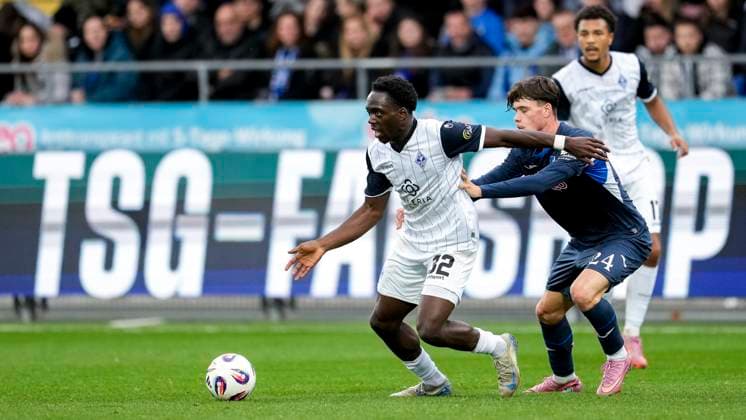 v li Kennedy Onyedika Okpala SVWM, 32 , Luca Erlein TSG II 24 , duel, duel, tackle, tackling, dynamics, action, action, 02 11 2025, Sinsheim Germany , Football, 3 Liga, TSG 1899 Hoffenheim II SV Waldhof Mannheim, DFB DFL REGULATIONS PROHIBIT ANY USE OF PHOTOGRAPHS AS IMAGE SEQUENCES AND OR QUASI VIDEO xozx