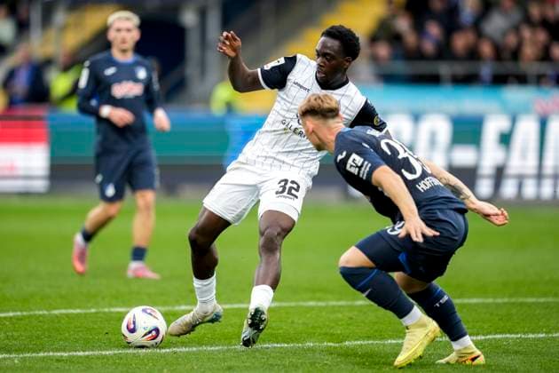 v li Kennedy Onyedika Okpala SVWM, 32 , Florian Bähr TSG II, 39 , duel, duel, tackle, tackling, dynamics, action, action, 02 11 2025, Sinsheim Germany , Football, 3 Liga, TSG 1899 Hoffenheim II SV Waldhof Mannheim, DFB DFL REGULATIONS PROHIBIT ANY USE OF PHOTOGRAPHS AS IMAGE SEQUENCES AND OR QUASI VIDEO xozx