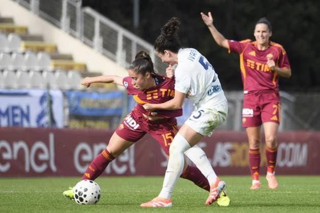 Giulia Dragoni of A.S. Roma Femminile and Ivana Andres Sanz of FC Internazionale Women plays during the Serie A Women s match between AS Roma and FC Internazionale Milano at the Stadio delle Tre Fontane in Rome, Italy, on November 02, 2025.  Copyright: xMarioxQuartapelle IPAxSportx xipa-agency.netx xx IPA_67397474 IPA_Agency_IPA67397474