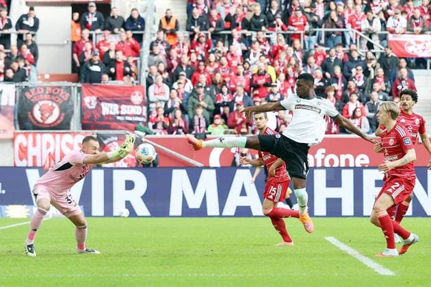 02 11 2025, xrekx, Fußball 2 Bundesliga, Fortuna Duesseldorf 1 FC Kaiserslautern v l Florian Kastenmeier Fortuna Duesseldorf Maxwell Gyamfi 1 FC Kaiserslautern Zweikampf, Aktion, action, battle for the ball DFL DFB REGULATIONS PROHIBIT ANY USE OF PHOTOGRAPHS as IMAGE SEQUENCES and or QUASI VIDEO Duesseldorf