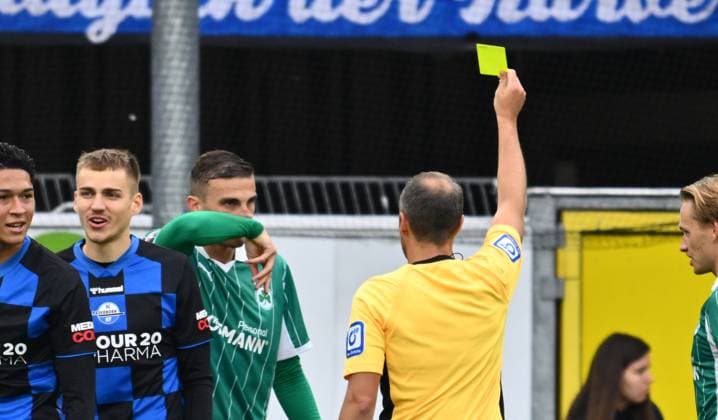 02 11 2025 Soccer Season 2025 2026 2 Soccer Bundesliga 11 Matchday SC Paderborn 07 SCP SpVgg Greuther Fürth SGF Kleeblatt Sportfoto Zink xwoxzix DFL regulations prohibit any use of photographs as image sequences and or quasi video only for editorial use Patrick Alt Referee shows Philipp Ziereis 4, SpVgg Greuther Fürth yellow card yellow