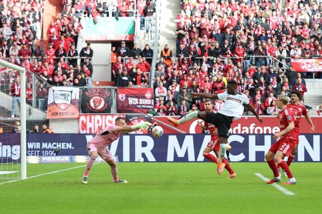 02 11 2025, xrekx, Fußball 2 Bundesliga, Fortuna Duesseldorf 1 FC Kaiserslautern v l Florian Kastenmeier Fortuna Duesseldorf Maxwell Gyamfi 1 FC Kaiserslautern Zweikampf, Aktion, action, battle for the ball DFL DFB REGULATIONS PROHIBIT ANY USE OF PHOTOGRAPHS as IMAGE SEQUENCES and or QUASI VIDEO Duesseldorf