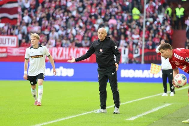 02 11 2025, xrekx, Fußball 2 Bundesliga, Fortuna Duesseldorf 1 FC Kaiserslautern v l Torsten Lieberknecht Trainer 1 FC Kaiserslautern DFL DFB REGULATIONS PROHIBIT ANY USE OF PHOTOGRAPHS as IMAGE SEQUENCES and or QUASI VIDEO Duesseldorf