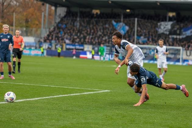 02 11 2025, xhettx, Fußball 3 Liga, TSG 1899 Hoffenheim U23 SV Waldhof Mannheim v l Samuel Abifade SV Waldhof Mannheim, 17 in duel with Ayoub Amaimouni Echghouyab TSG Hoffenheim U23, 7 DFL DFB REGULATIONS PROHIBIT ANY USE OF PHOTOGRAPHS as IMAGE SEQUENCES and or QUASI VIDEO Hoffenheim
