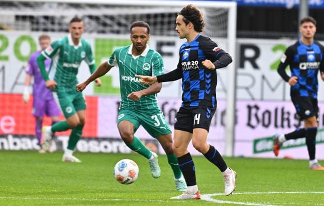 02 11 2025 Soccer Season 2025 2026 2 Soccer Bundesliga 11 Matchday SC Paderborn 07 SCP SpVgg Greuther Fürth SGF Kleeblatt Sportfoto Zink xwoxzix DFL regulations prohibit any use of photographs as image sequences and or quasi video only for editorial use Julian Green 37, SpVgg Greuther Fürth Mika Baur 14, SC Paderborn 07