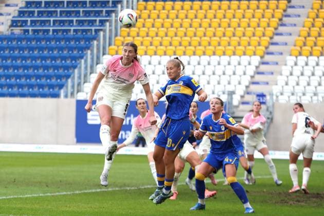 Google Pixel Womens Bundesliga, FC Carl Zeiss Jena Bayer 04 Leverkusen 02 11 2025 Caroline Kehrer 9, Bayer 04 Leverkusen and Steffi Schmid 20, Carl Zeiss Jena in header duel soccer, Google Pixel Womens Bundesliga, Season 2025 2026, Matchday 8 FC Carl Zeiss Jena vs Bayer 04 Leverkusen on 02 11 2025, Ernst Abbe Sportfeld, ad hoc Arena, Jena DFB REGULATIONS PROHIBIT ANY USE OF PHOTOGRAPHS AS IMAGE SEQUENCES AND OR QUASI VIDEO Copyright: xBEAUTIFULxSPORTS JanxKaeferx