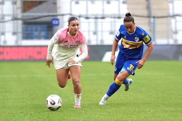 Google Pixel Womens Bundesliga, FC Carl Zeiss Jena Bayer 04 Leverkusen 02 11 2025 Estrella Merino Gonzalez 10, Bayer 04 Leverkusen runs Nelly Juckel 31, Carl Zeiss Jena thereof soccer, Google Pixel Womens Bundesliga, Season 2025 2026, Matchday 8 FC Carl Zeiss Jena vs Bayer 04 Leverkusen on 02 11 2025, Ernst Abbe Sportfeld, ad hoc Arena, Jena DFB REGULATIONS PROHIBIT ANY USE OF PHOTOGRAPHS AS IMAGE SEQUENCES AND OR QUASI VIDEO Copyright: xBEAUTIFULxSPORTS JanxKaeferx