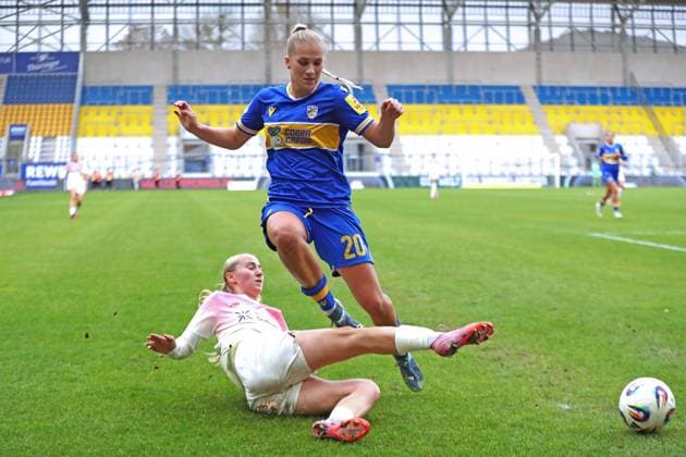 Google Pixel Womens Bundesliga, FC Carl Zeiss Jena Bayer 04 Leverkusen 02 11 2025 Paulina Bartz 8, Bayer 04 Leverkusen on the ground against Steffi Schmid 20, Carl Zeiss Jena Football, Google Pixel Womens Bundesliga, Season 2025 2026, 8 Matchday FC Carl Zeiss Jena vs Bayer 04 Leverkusen on 02 11 2025, Ernst Abbe Sportfeld, ad hoc Arena, Jena DFB REGULATIONS PROHIBIT ANY USE OF PHOTOGRAPHS AS IMAGE SEQUENCES AND OR QUASI VIDEO Copyright: xBEAUTIFULxSPORTS JanxKaeferx