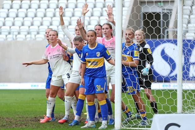 Google Pixel Womens Bundesliga, FC Carl Zeiss Jena Bayer 04 Leverkusen 02 11 2025 Crowd and raised hands in front of the goal at corner kick Soccer, Google Pixel Womens Bundesliga, Season 2025 2026, 8 Matchday FC Carl Zeiss Jena vs Bayer 04 Leverkusen on 02 11 2025, Ernst Abbe Sportfeld, ad hoc Arena, Jena DFB REGULATIONS PROHIBIT ANY USE OF PHOTOGRAPHS AS IMAGE SEQUENCES AND OR QUASI VIDEO Copyright: xBEAUTIFULxSPORTS JanxKaeferx