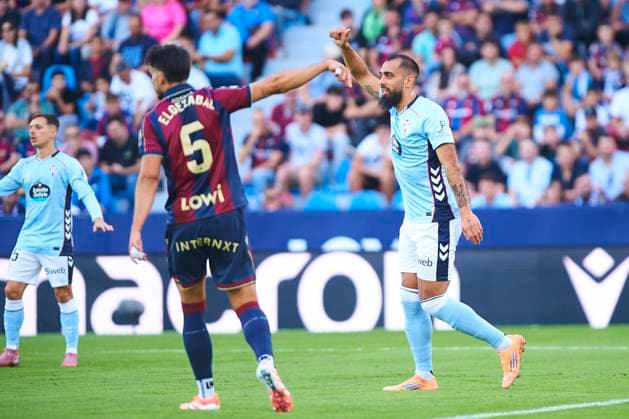 Borja Iglesias (Celta Vigo) during the LaLiga EA Sports match between Levante UD and RC Celta at Ciudad de Valencia on November 2, 2025 in Valencia, Spain. (Photo by Maria Jose Segovia DeFodi Images) Borja Iglesias Celta Vigo during the LaLiga EA Sports match between Levante UD and RC Celta at Ciudad de Valencia on November 2, 2025 in Valencia, Spain Photo by Maria Jose Segovia DeFodi Images