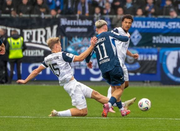 02 11 2025, xhettx, Fußball 3 Liga, TSG 1899 Hoffenheim U23 SV Waldhof Mannheim v l Malte Karbstein SV Waldhof Mannheim, 15 mit einer grätsche gegen Paul Hennrich TSG Hoffenheim U23, 11 DFL DFB REGULATIONS PROHIBIT ANY USE OF PHOTOGRAPHS as IMAGE SEQUENCES and or QUASI VIDEO Hoffenheim