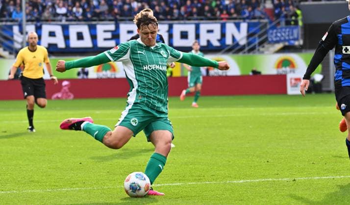02 11 2025 Soccer Season 2025 2026 2 Soccer Bundesliga 11 Matchday SC Paderborn 07 SCP SpVgg Greuther Fürth SGF Kleeblatt Sportfoto Zink xwoxzix DFL regulations prohibit any use of photographs as image sequences and or quasi video only for editorial use Lukas Reich 2, SpVgg Greuther Fürth Chance Torchance