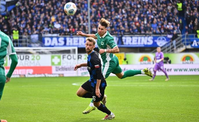 02 11 2025 Soccer Season 2025 2026 2 Soccer Bundesliga 11 Matchday SC Paderborn 07 SCP SpVgg Greuther Fürth SGF Kleeblatt Sportfoto Zink xwoxzix DFL regulations prohibit any use of photographs as image sequences and or quasi video only for editorial use Sebastian Klaas 26, SC Paderborn 07 vor Felix Klaus 30, SpVgg Greuther Fürth