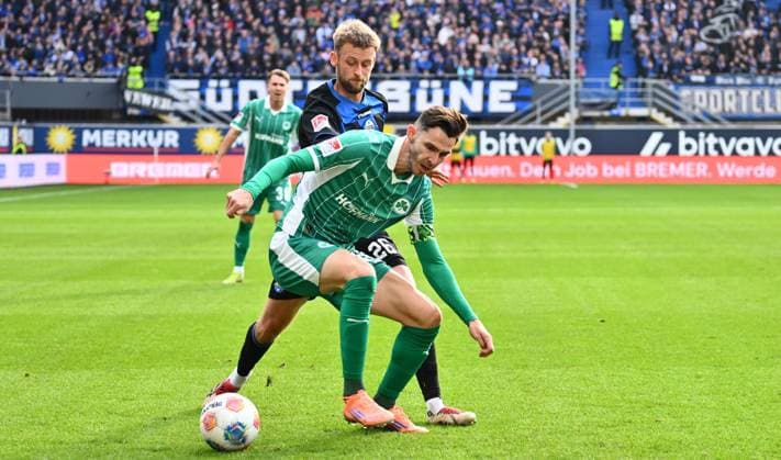 02 11 2025 Soccer Season 2025 2026 2 Soccer Bundesliga 11 Matchday SC Paderborn 07 SCP SpVgg Greuther Fürth SGF Kleeblatt Sportfoto Zink xwoxzix DFL regulations prohibit any use of photographs as image sequences and or quasi video only for editorial use Branimir Hrgota 10, SpVgg Greuther Fürth vor Sebastian Klaas 26, SC Paderborn 07