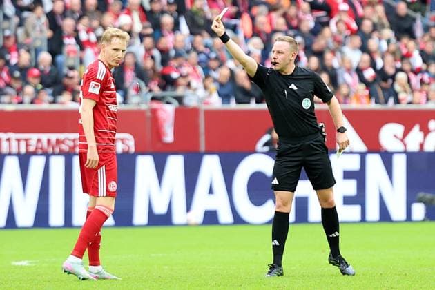 02 11 2025, xrekx, Fußball 2 Bundesliga, Fortuna Duesseldorf 1 FC Kaiserslautern v l Tim Breithaupt Fortuna Duesseldorf has received a yellow card, received a yellow card Referee Referee Lars Erbst DFL DFB REGULATIONS PROHIBIT ANY USE OF PHOTOGRAPHS as IMAGE SEQUENCES and or QUASI VIDEO Duesseldorf