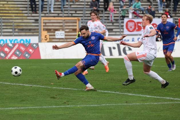 Oemer Ömer Tokac SI li scores the goal to 2 0 Leonard August Brodersen D re Kann nicht mehr stoeren stören Soccer Regionalliga West, Matchday 14, Sportfreunde Siegen Fortuna Duesseldorf Düsseldorf U23, on 02 11 2025 in Siegen Germany