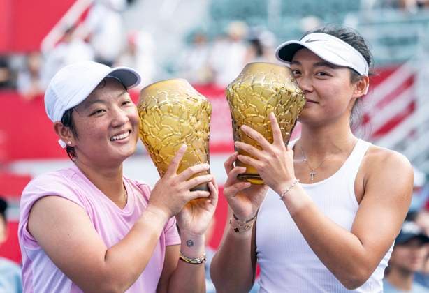 HONG KONG, CHINA - NOVEMBER 02: Jiang Xinyu and Wang Yafan of China pose for photo with trophy after winning the Women s Doubles Final match against Peangtarn Plipuech of Thailand and Momokko Kobori of Japan on day 7 of the 2025 Prudential Hong Kong Tennis Open at Victoria Park on November 2, 2025 in Hong Kong, China.  Copyright: xChinaxNewsxServicex 111601387233