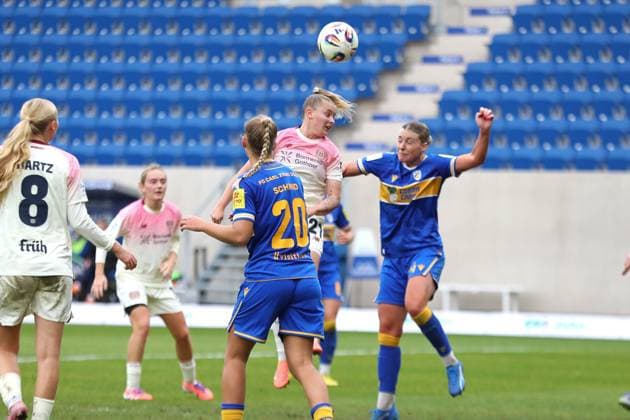 Google Pixel Womens Bundesliga, FC Carl Zeiss Jena Bayer 04 Leverkusen 02 11 2025 Vanessa Fudalla 21, Bayer 04 Leverkusen with header soccer, Google Pixel Womens Bundesliga, Season 2025 2026, 8 Matchday FC Carl Zeiss Jena vs Bayer 04 Leverkusen on 02 11 2025, Ernst Abbe Sportfeld, ad hoc Arena, Jena DFB REGULATIONS PROHIBIT ANY USE OF PHOTOGRAPHS AS IMAGE SEQUENCES AND OR QUASI VIDEO Copyright: xBEAUTIFULxSPORTS JanxKaeferx