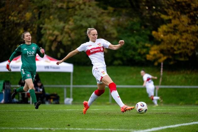 Meike Meßmer VfB Stuttgart, 29 on the ball scores the goal for 1 0, behind her Cilly Plassmann VfR Warbeyen, 23 , GER, VfB Stuttgart vs VfR SW Warbeyen, Soccer, Women, 2 Bundesliga, Matchday 9, Season 2025 2026, 02 11 2025 GER, VfB Stuttgart vs VfR SW Warbeyen, Soccer, Women, 2 Bundesliga, Matchday 9, Season 2025 2026, 02 11 2025 Bad Cannstatt Copyright: xEibner-Pressefoto Memmlerx EP_MMR