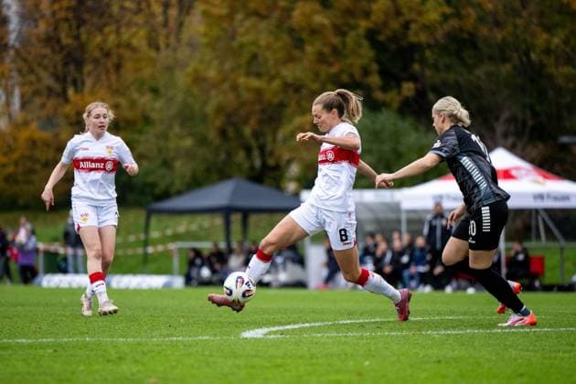 Maximiliane Rall VfB Stuttgart, 08 on the ball in a duel with Lotte Masseling VfR Warbeyen, 10 , GER, VfB Stuttgart vs VfR SW Warbeyen, Soccer, Women, 2 Bundesliga, Matchday 9, Season 2025 2026, 02 11 2025 GER, VfB Stuttgart vs VfR SW Warbeyen, Soccer, Women, 2 Bundesliga, Matchday 9, Season 2025 2026, 02 11 2025 Bad Cannstatt Copyright: xEibner-Pressefoto Memmlerx EP_MMR