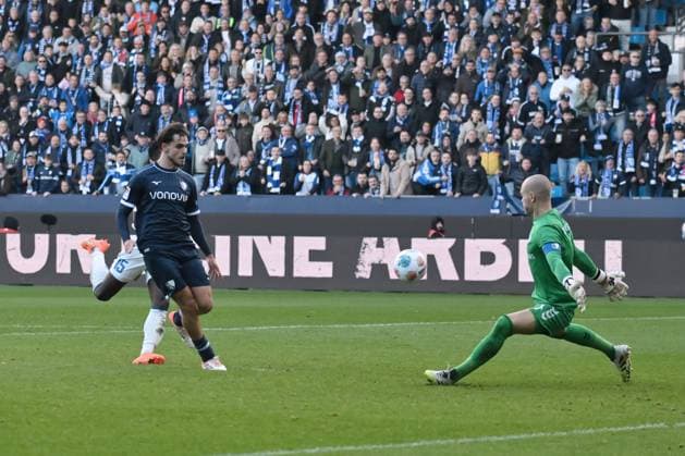 Kjell Wätjen VfL Bochum , left , scores against goalkeeper Dominik Reimann 1 FC Magdeburg the goal to 1 0 02 11 2025, Fußball 2 Bundesliga, Saison 2025 2026, 11 Spieltag, VfL Bochum 1 FC Magdeburg DFL regulations prohibit any use of photographs as image sequences and or quasi video Bochum Vonovia Ruhrstadion Nordrhein Westfalen Germany Team2
